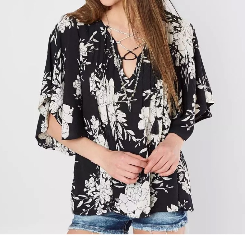Billabong for Buckle Boho Ray of Light Floral Flutter Sleeve Top Blouse.